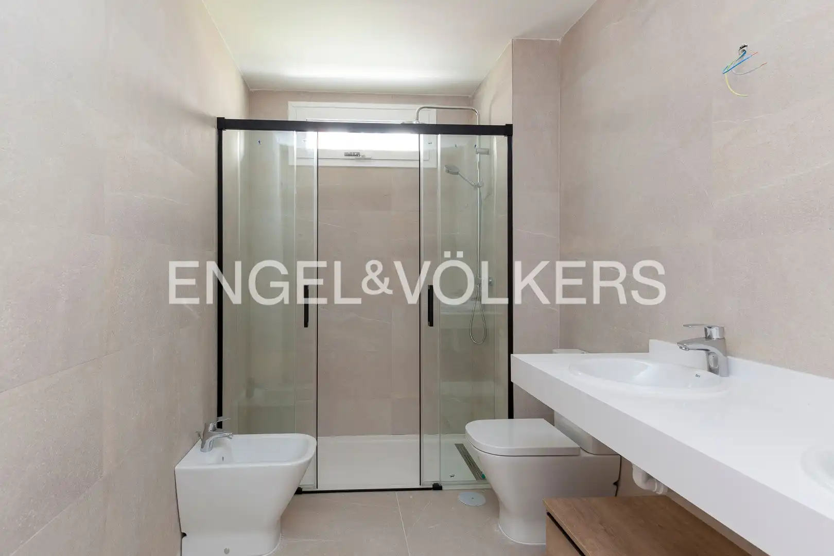 Baño de Piso de alquiler en Madrid con Aire acondicionado, Calefacción y Jardín privado