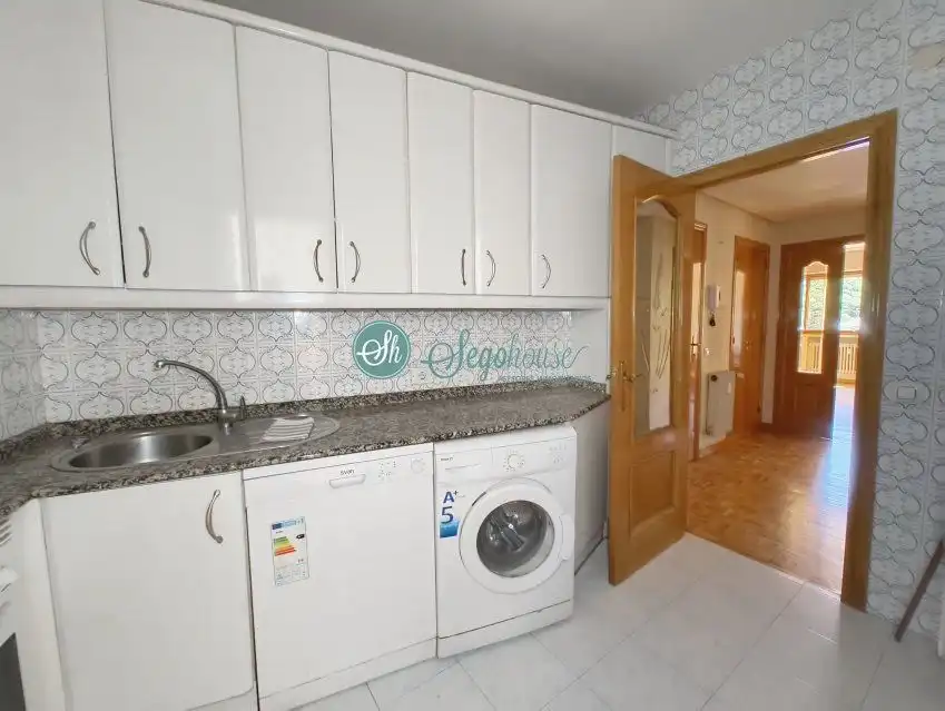 Cocina de Piso en venta en Segovia con Calefacción, Parquet y Trastero
