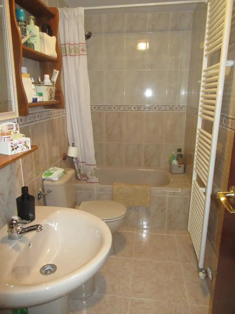Bany de Apartament en venda en Sabiñánigo amb Calefacció, Terrassa i Traster