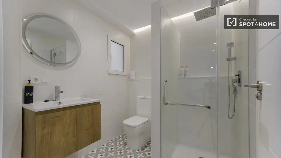 Bathroom of Flat for rent in Valencia  with Air Conditioner, Heating and Furnished