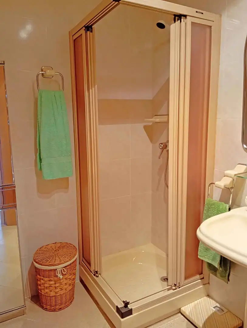 Badezimmer von Einfamilien-Reihenhaus zum Verkauf in Montseny mit Heizung, Parkett und Terrasse