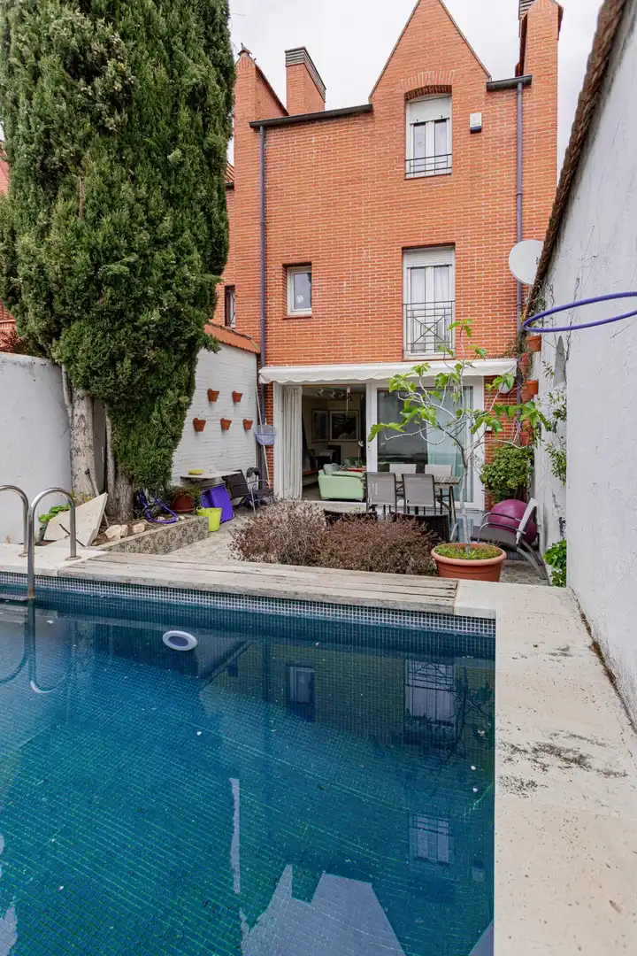 Piscina de Casa adosada en venda en Tres Cantos amb Calefacció, Terrassa i Traster