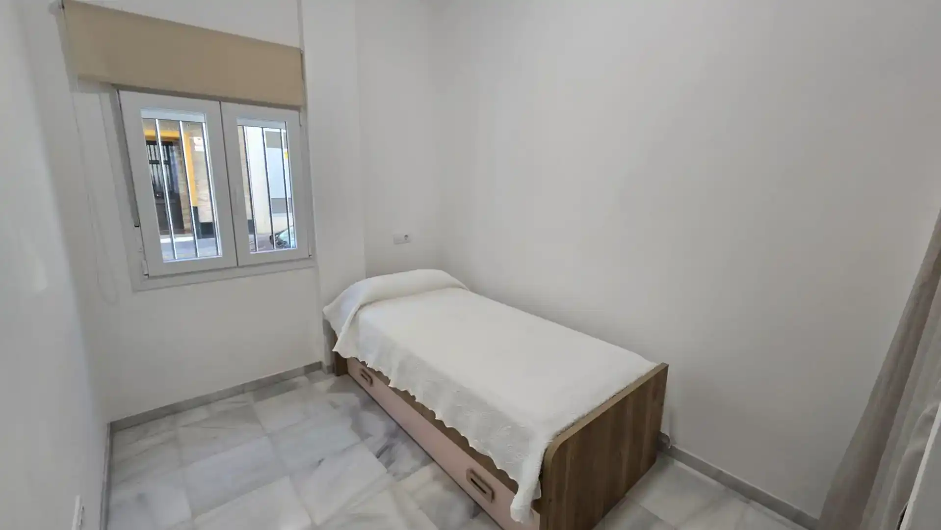 Schlafzimmer von Wohnung zur Miete in Sevilla mit Klimaanlage, Privatgarten und Möbliert