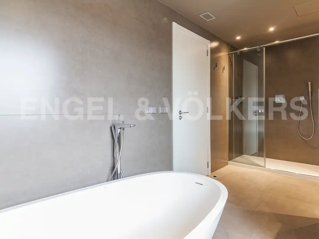 Badezimmer von Dachboden zum Verkauf in Barcelona mit Klimaanlage, Heizung und Terrasse