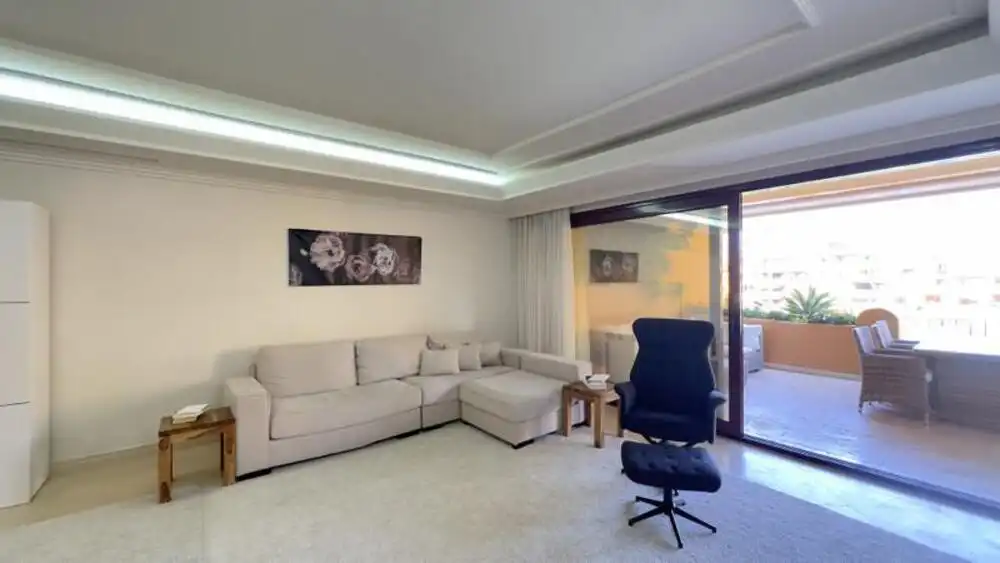 Sala d'estar de Apartament de lloguer en Estepona amb Aire condicionat, Terrassa i Piscina