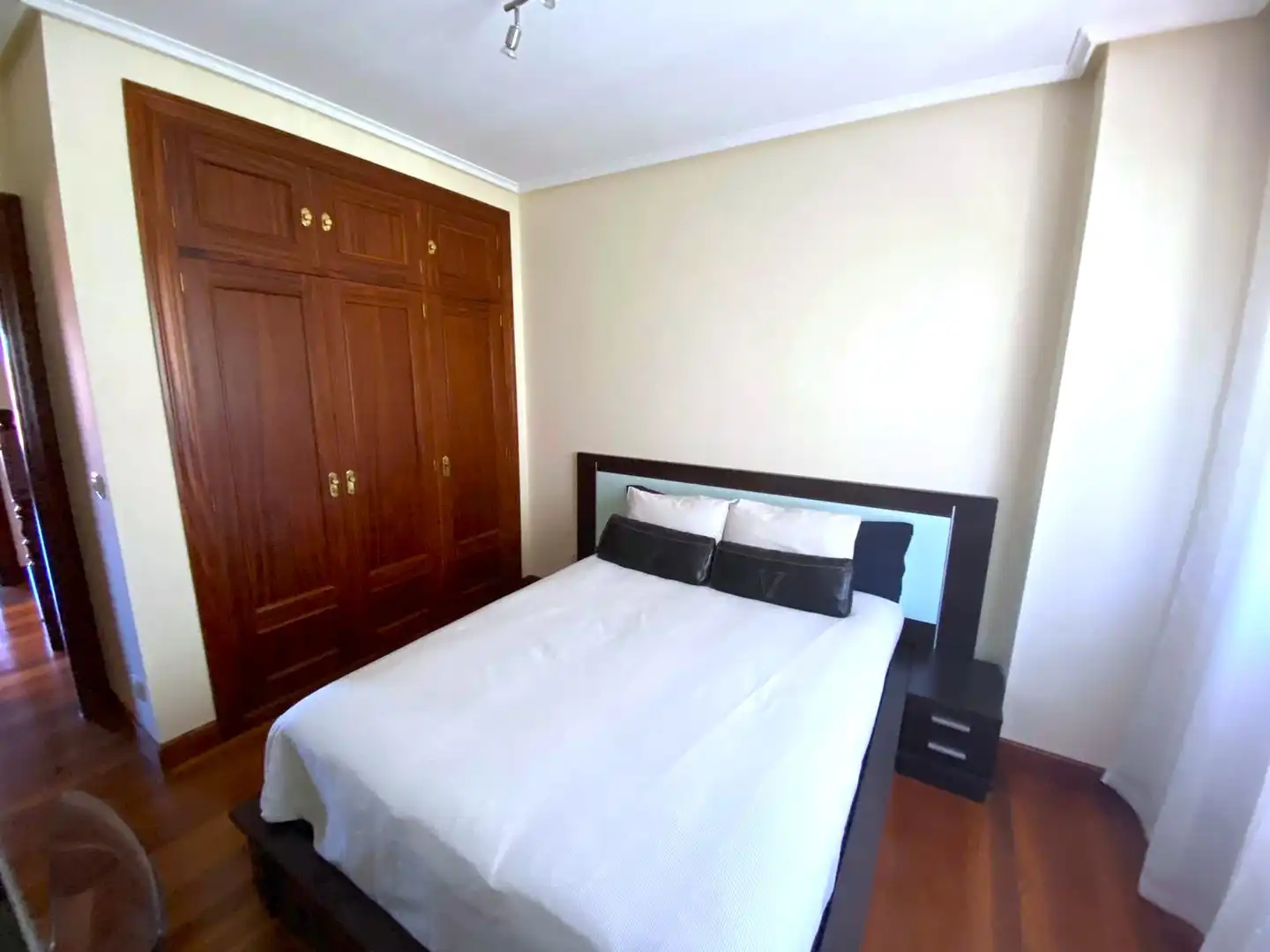 Dormitori de Casa adosada en venda en Castro-Urdiales amb Calefacció, Parquet i Terrassa