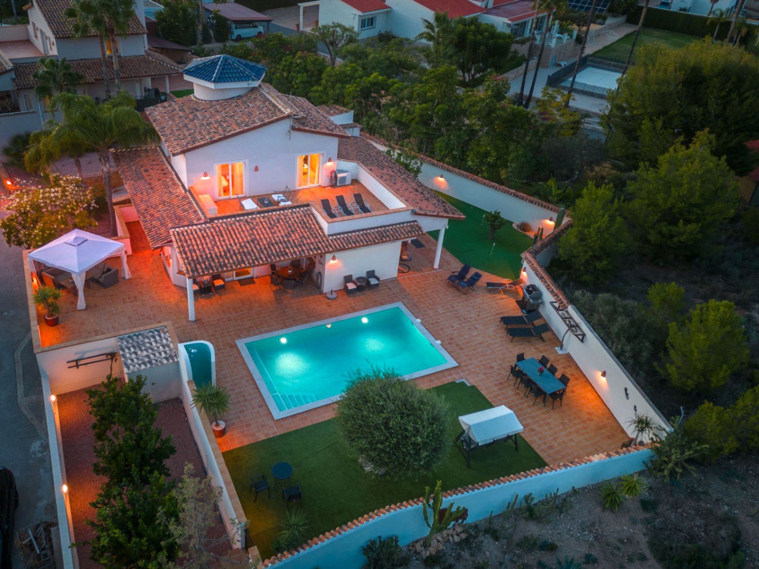 Vista exterior de Casa o xalet en venda en L'Alfàs del Pi amb Aire condicionat, Calefacció i Jardí privat