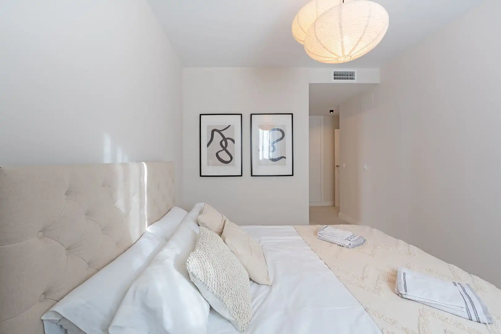 Schlafzimmer von Dachboden zum Verkauf in Estepona mit Klimaanlage, Terrasse und Abstellraum