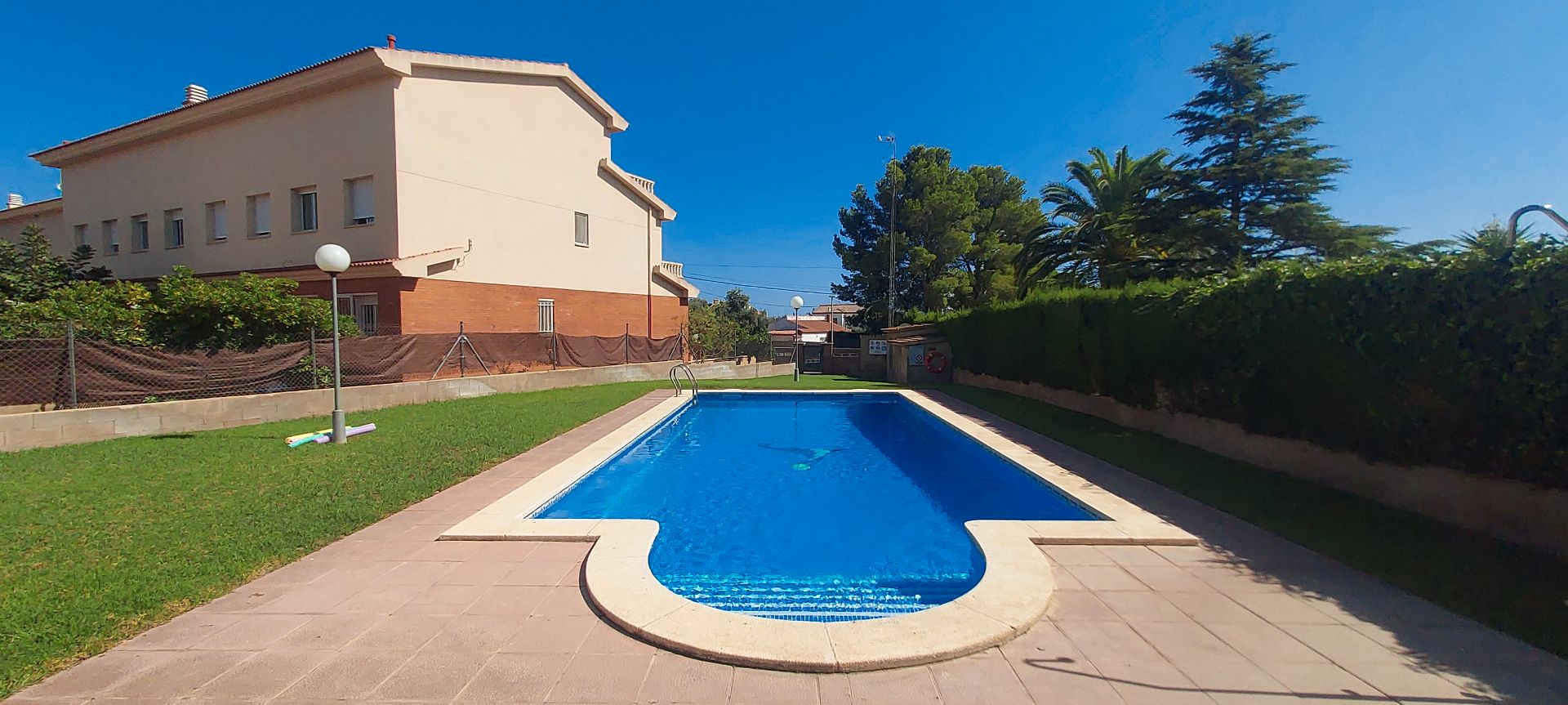 Piscina de Casa adosada en venta en Mont-roig del Camp con Calefacción, Jardín privado y Terraza