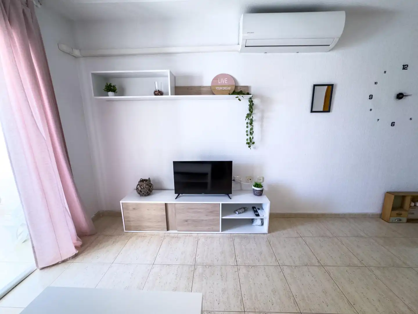 Sala d'estar de Apartament de lloguer en Torrevieja amb Aire condicionat, Calefacció i Terrassa