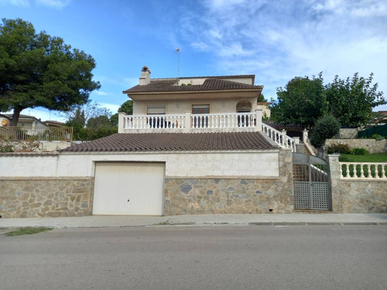 Vista exterior de Casa o xalet en venda en Castellet i la Gornal amb Jardí privat, Terrassa i Piscina