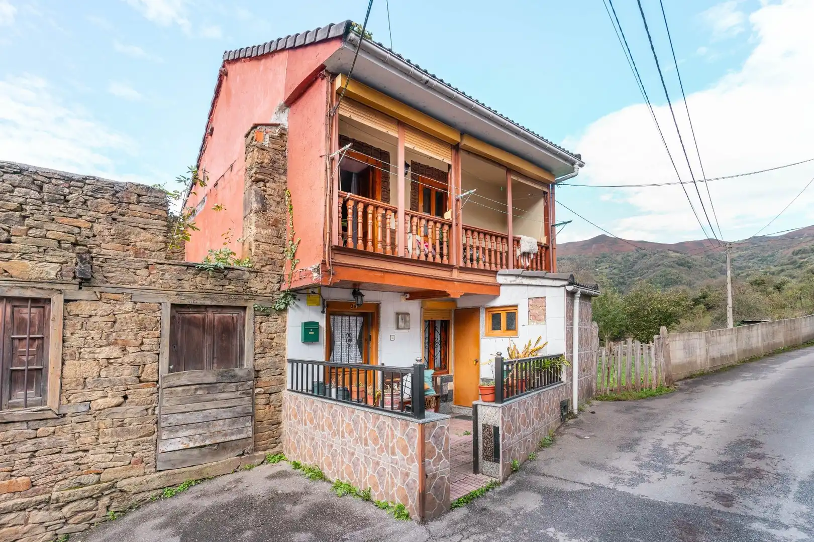 Vista exterior de Casa o chalet en venta en Mieres (Asturias) con Calefacción, Terraza y Amueblado