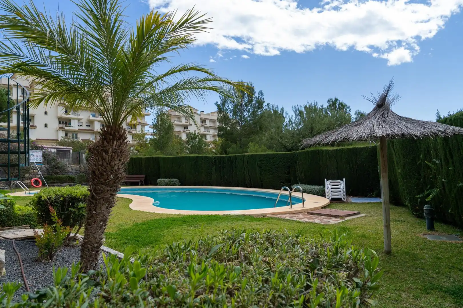Schwimmbecken von Einfamilien-Reihenhaus zum Verkauf in Altea mit Klimaanlage, Heizung und Privatgarten