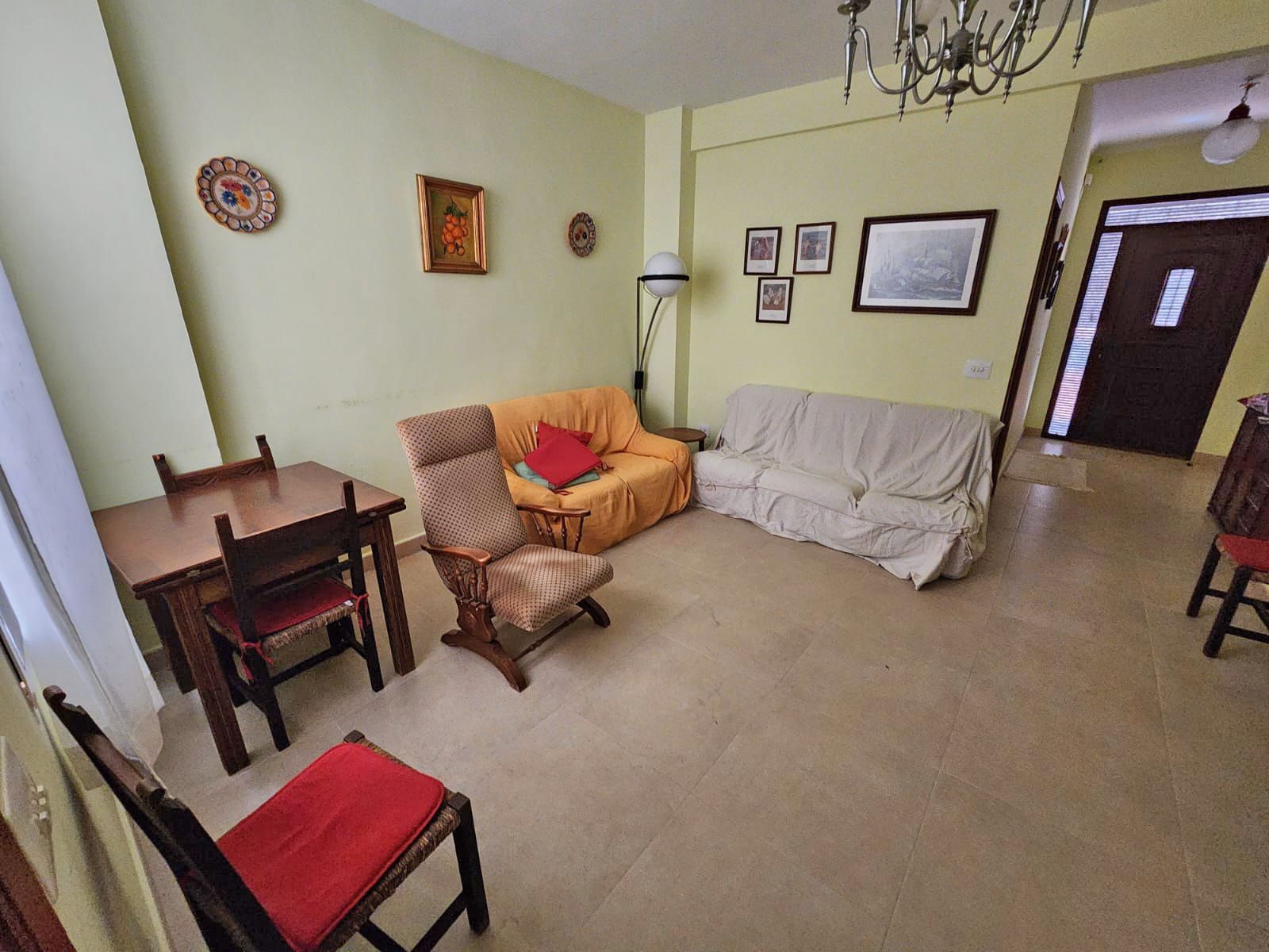 Sala d'estar de Casa adosada en venda en Tormos amb Jardí privat