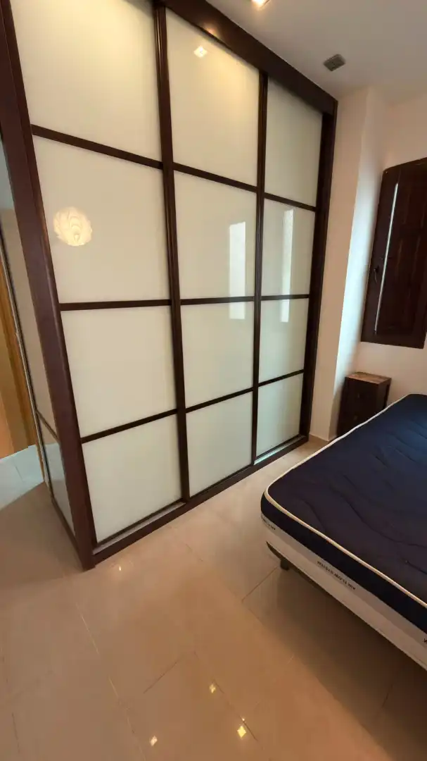 Dormitori de Apartament de lloguer en Granada amb Moblat, Rentadora i Microones