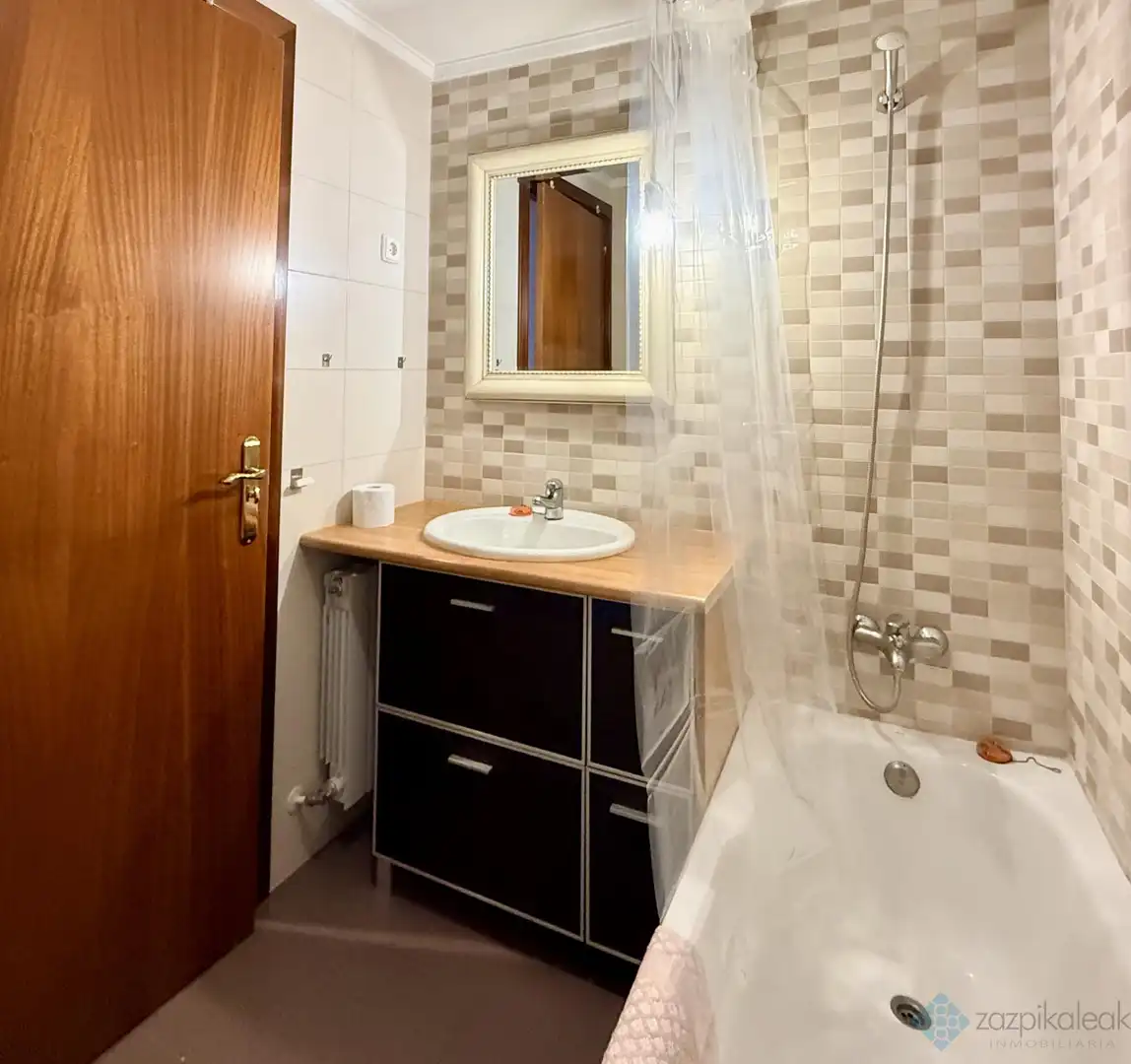 Bathroom of Flat for share in Bilbao   with Furnished