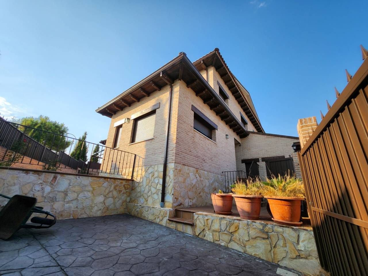 Vista exterior de Casa adosada en venda en El Casar amb Aire condicionat i Calefacció