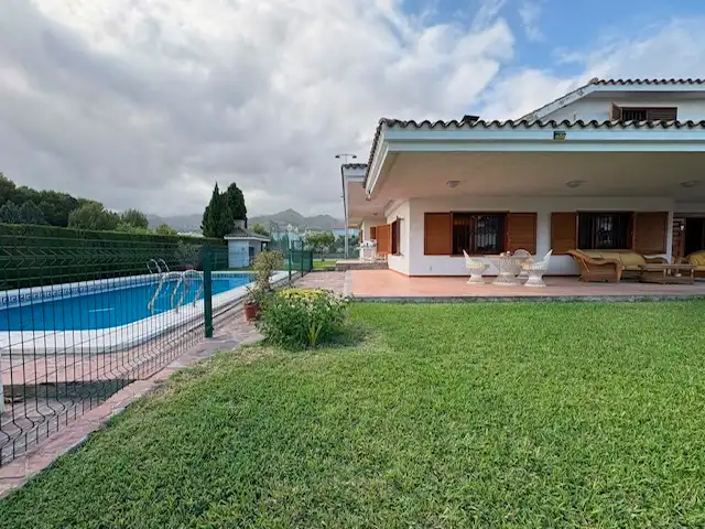 Vista exterior de Casa o xalet en venda en Benicasim / Benicàssim amb Jardí privat, Terrassa i Piscina