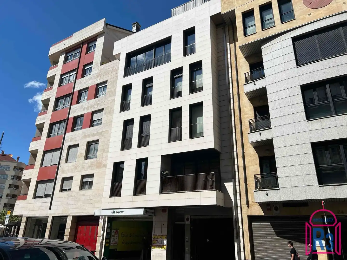 Außenansicht von Wohnung zum Verkauf in León Capital  mit Heizung, Terrasse und Abstellraum