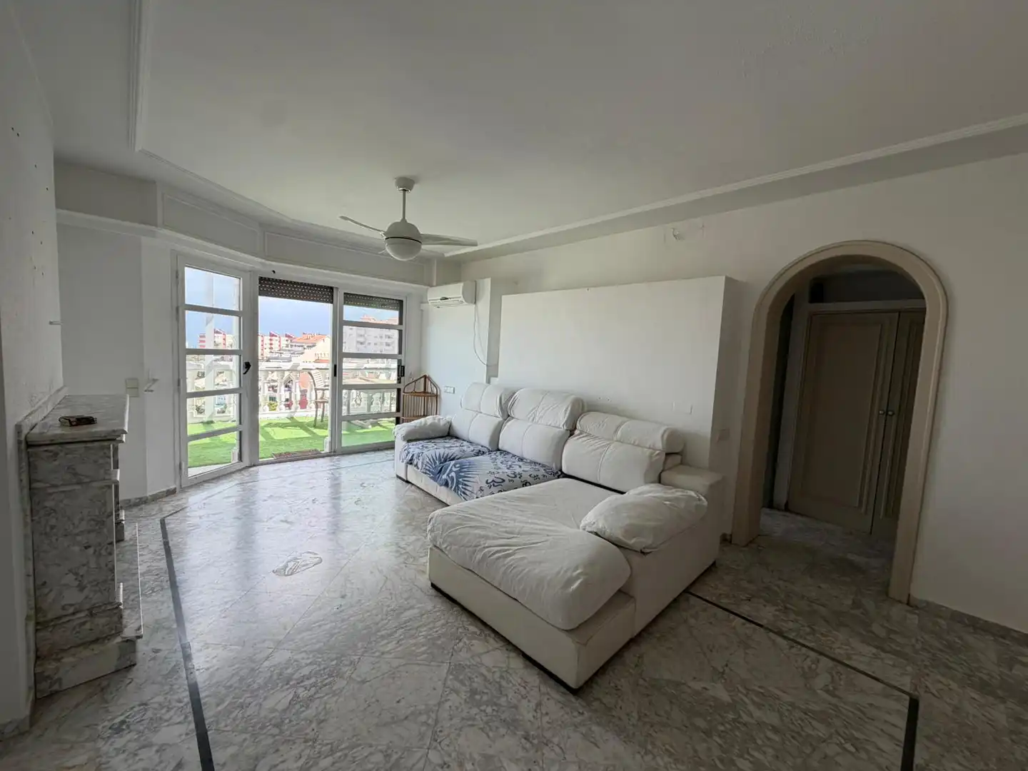 Sala de estar de Piso en venta en La Manga del Mar Menor con Terraza y Piscina comunitaria