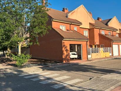 Aparcament de Casa adosada en venda en Medina del Campo amb Aire condicionat, Calefacció i Jardí privat