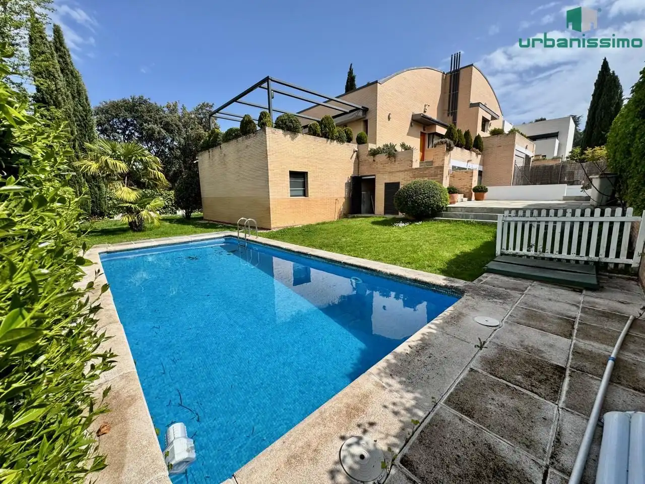 Piscina de Casa adosada en venta en  Madrid Capital con Aire acondicionado, Calefacción y Jardín privado