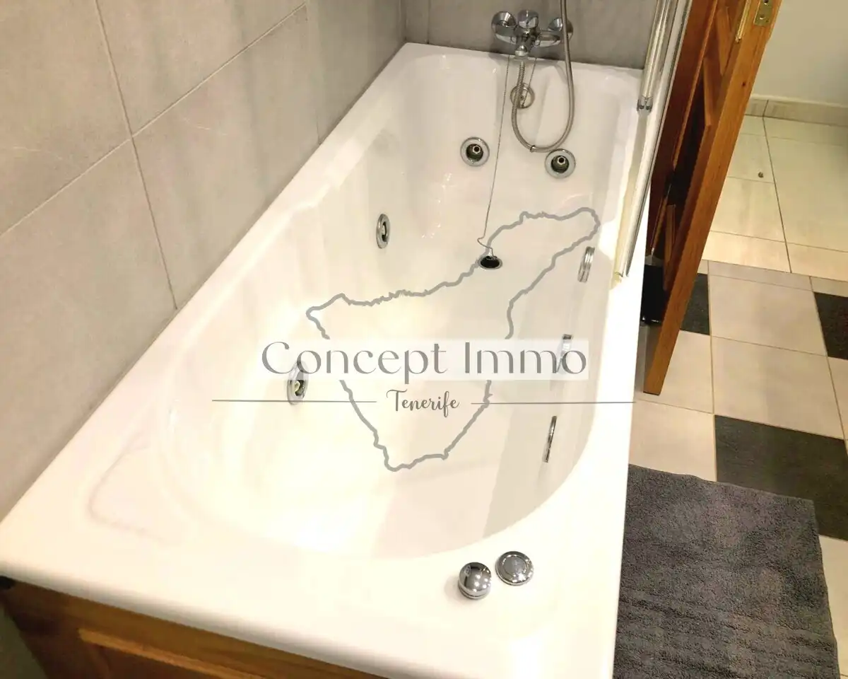 Baño de Piso en venta en Arona con Terraza, Alarma y Piscina comunitaria