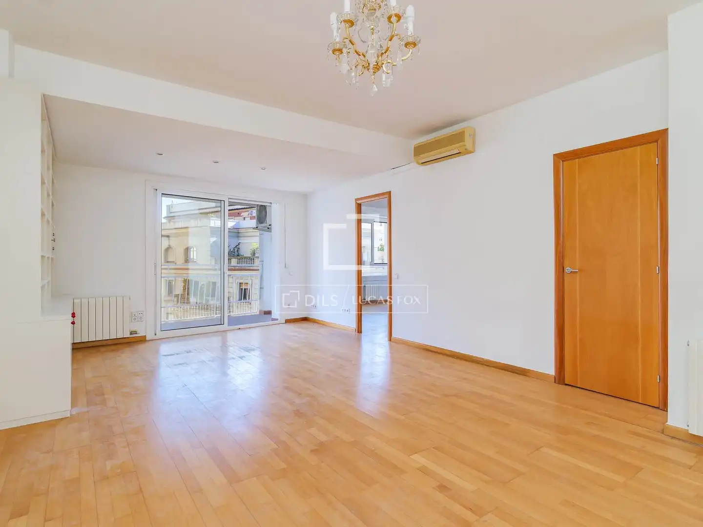 Wohnzimmer von Wohnung zum Verkauf in Barcelona mit Klimaanlage, Heizung und Balkon