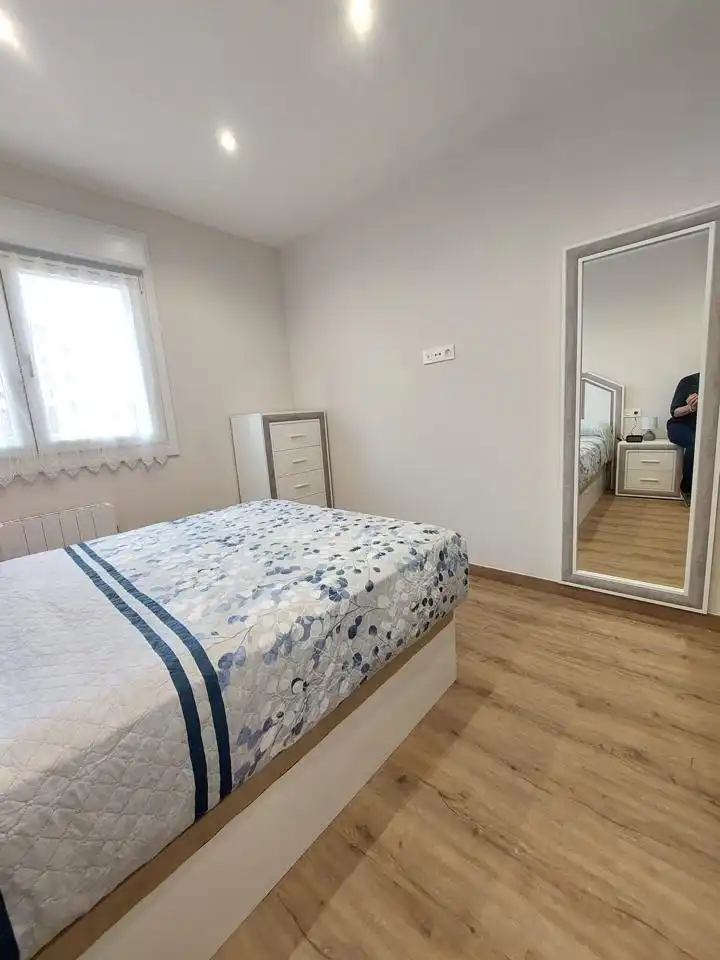 Schlafzimmer von Erdgeschoss zur Miete in Gijón  mit Heizung, Abstellraum und Möbliert