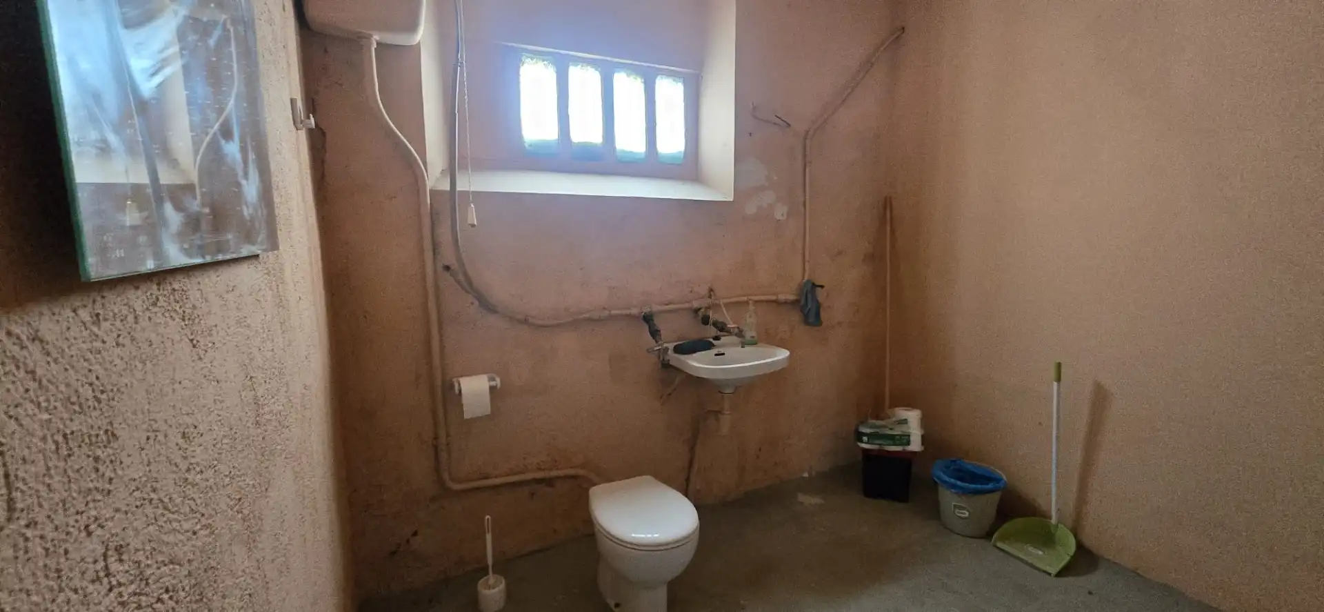 Badezimmer von Fabrikhallen zur Miete in Manlleu mit Alarm