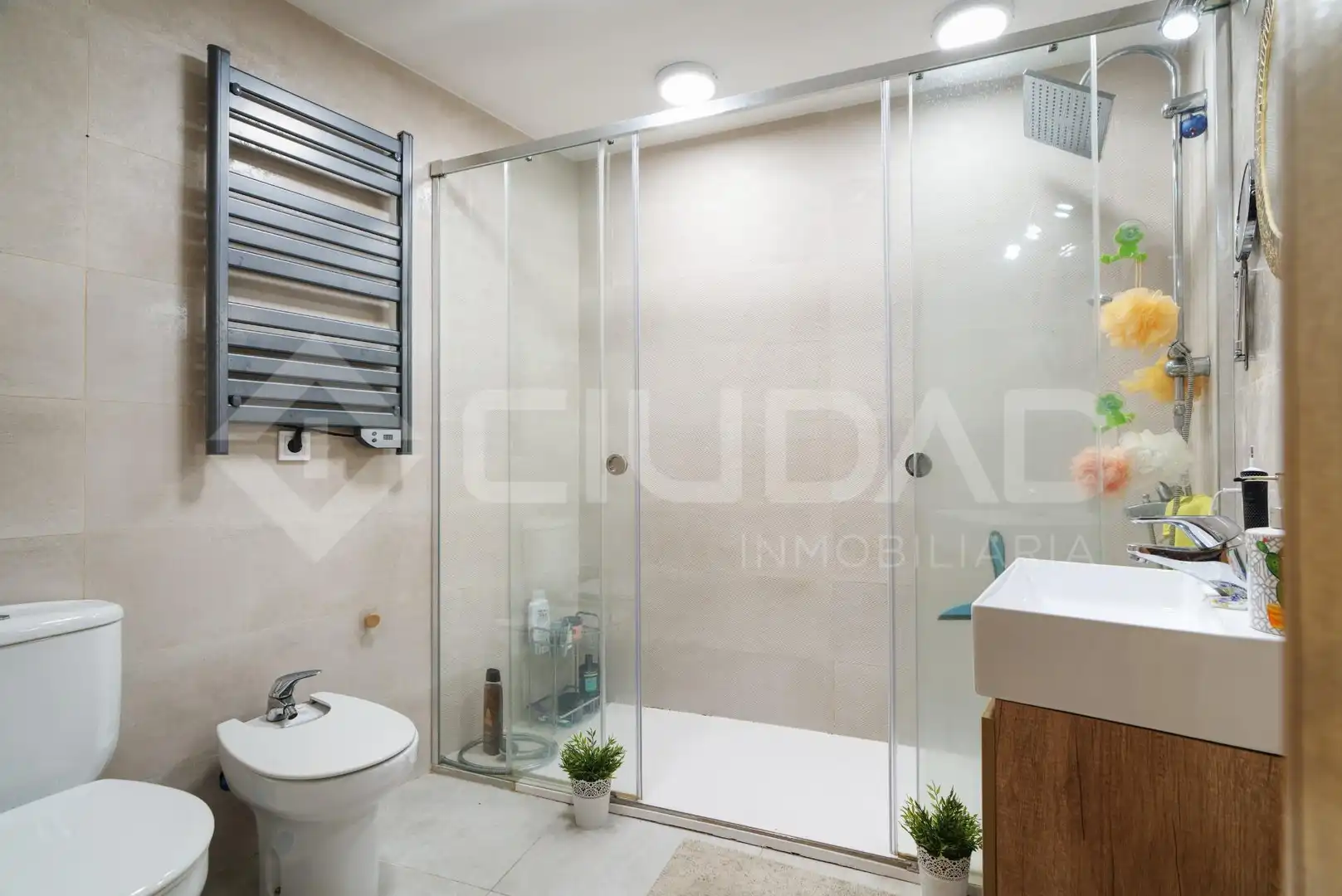 Baño de Casa adosada en venta en San Juan de Aznalfarache con Aire acondicionado, Terraza y Trastero