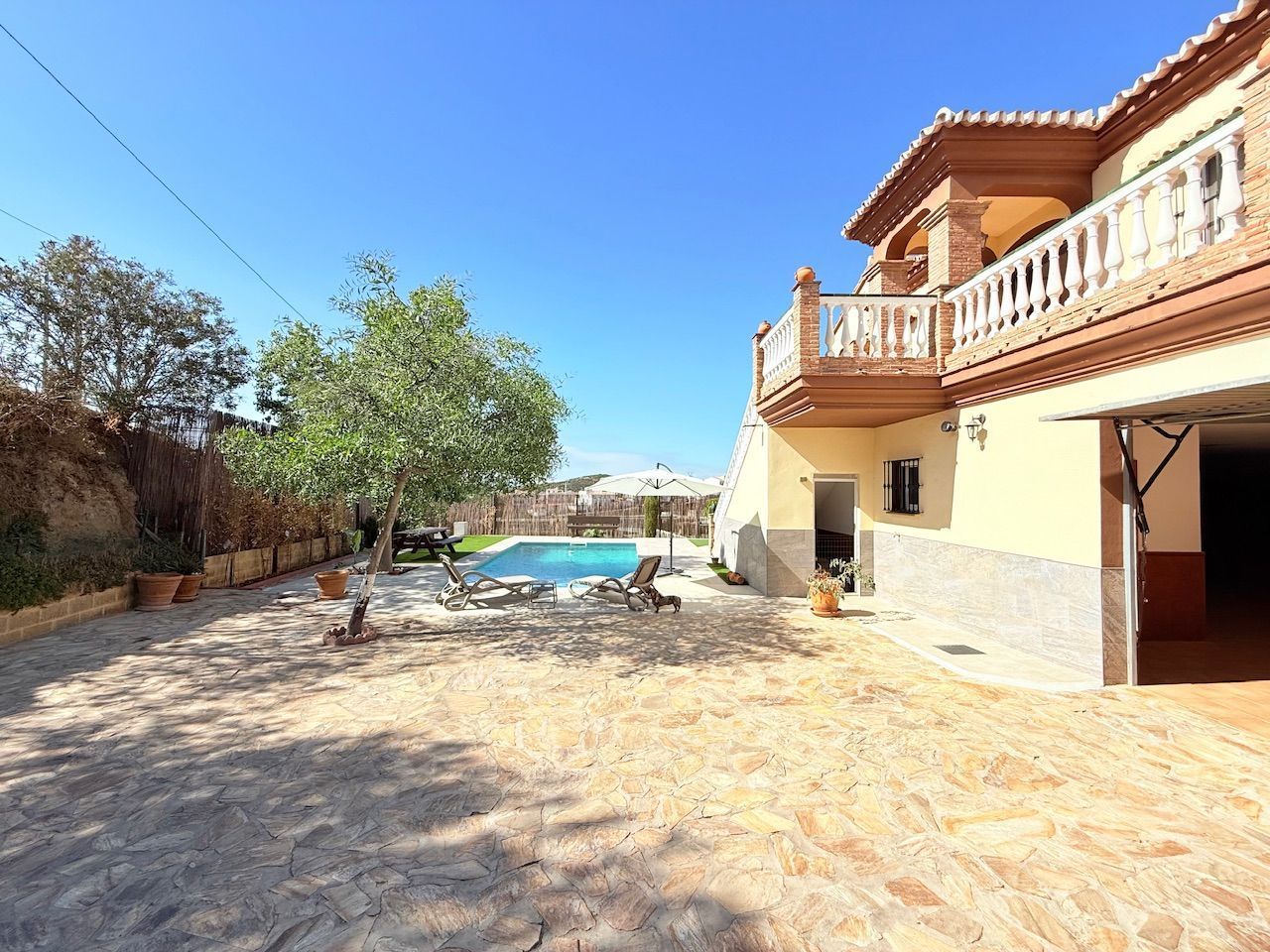Vista exterior de Casa o xalet en venda en Vélez-Málaga amb Aire condicionat, Calefacció i Jardí privat