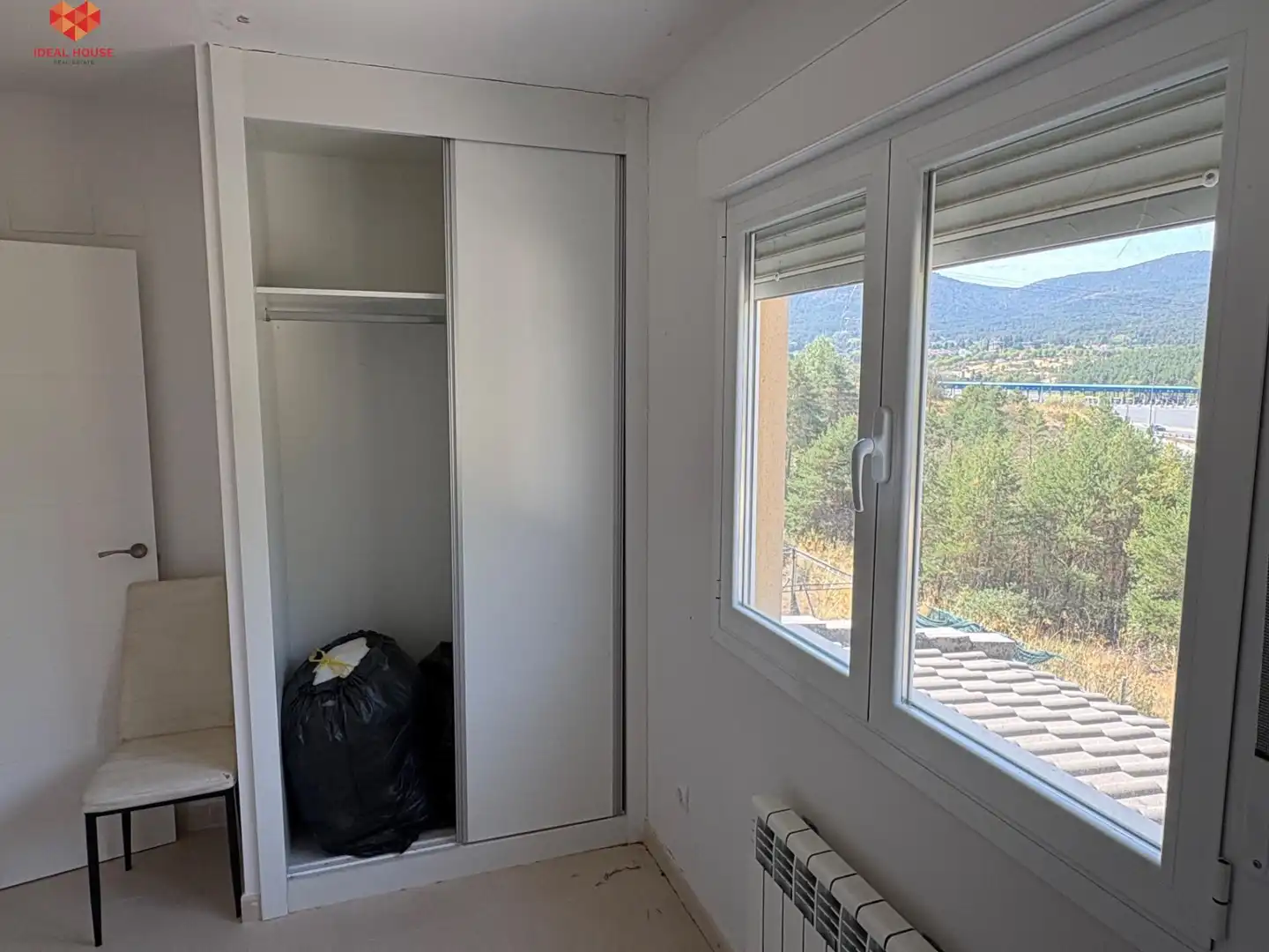 Dormitori de Casa adosada en venda en El Espinar amb Calefacció, Jardí privat i Terrassa