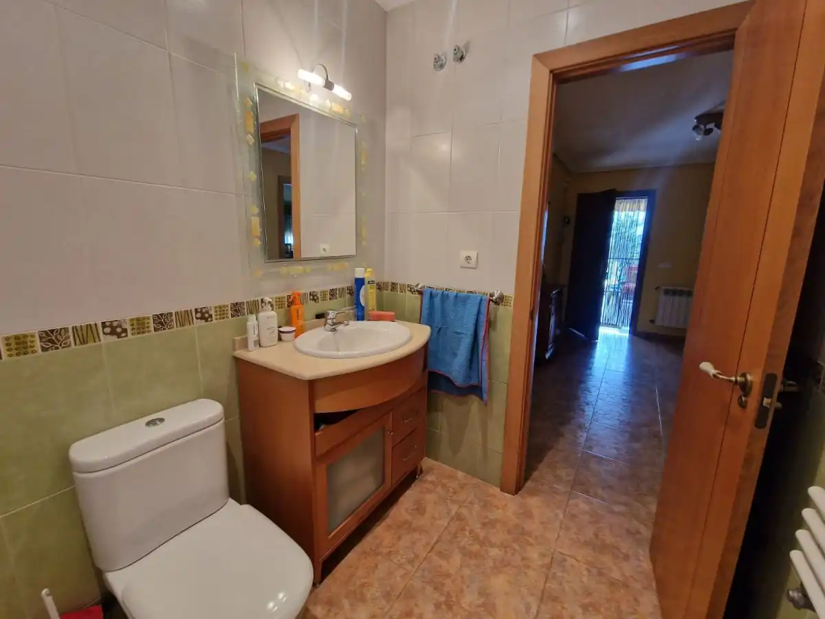 Bany de Casa o xalet en venda en Plasencia amb Aire condicionat, Jardí privat i Terrassa