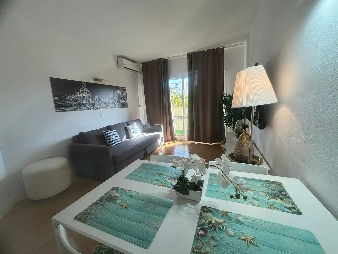 Sala d'estar de Apartament en venda en Benalmádena amb Aire condicionat, Jardí privat i Terrassa