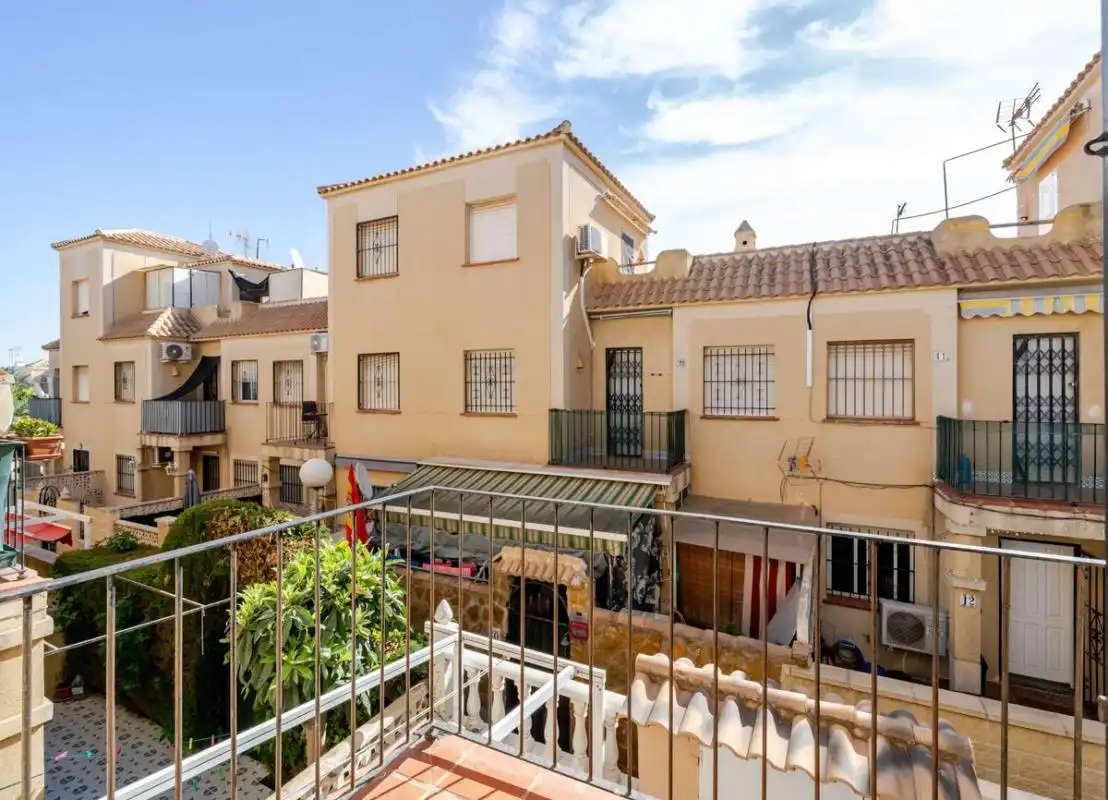 Vista exterior de Dúplex en venda en Torrevieja amb Calefacció, Jardí privat i Terrassa