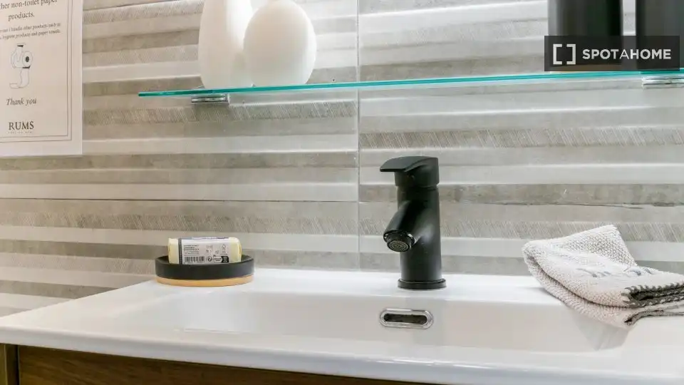 Baño de Piso para compartir en Barcelona con Aire acondicionado, Terraza y Amueblado