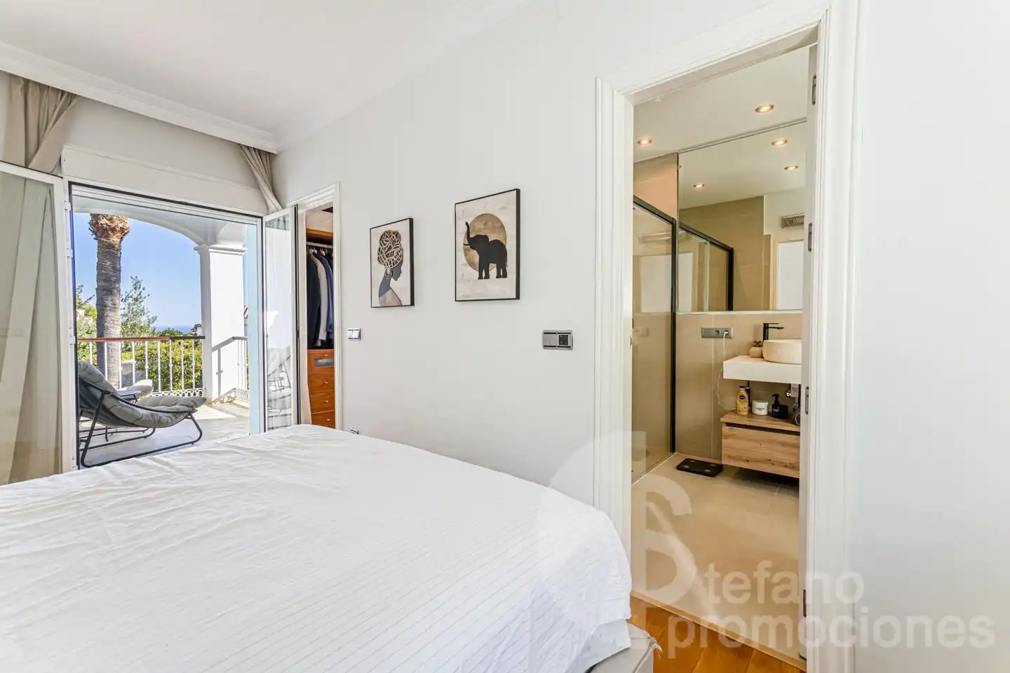 Dormitori de Casa o xalet en venda en Málaga amb Aire condicionat, Jardí privat i Parquet