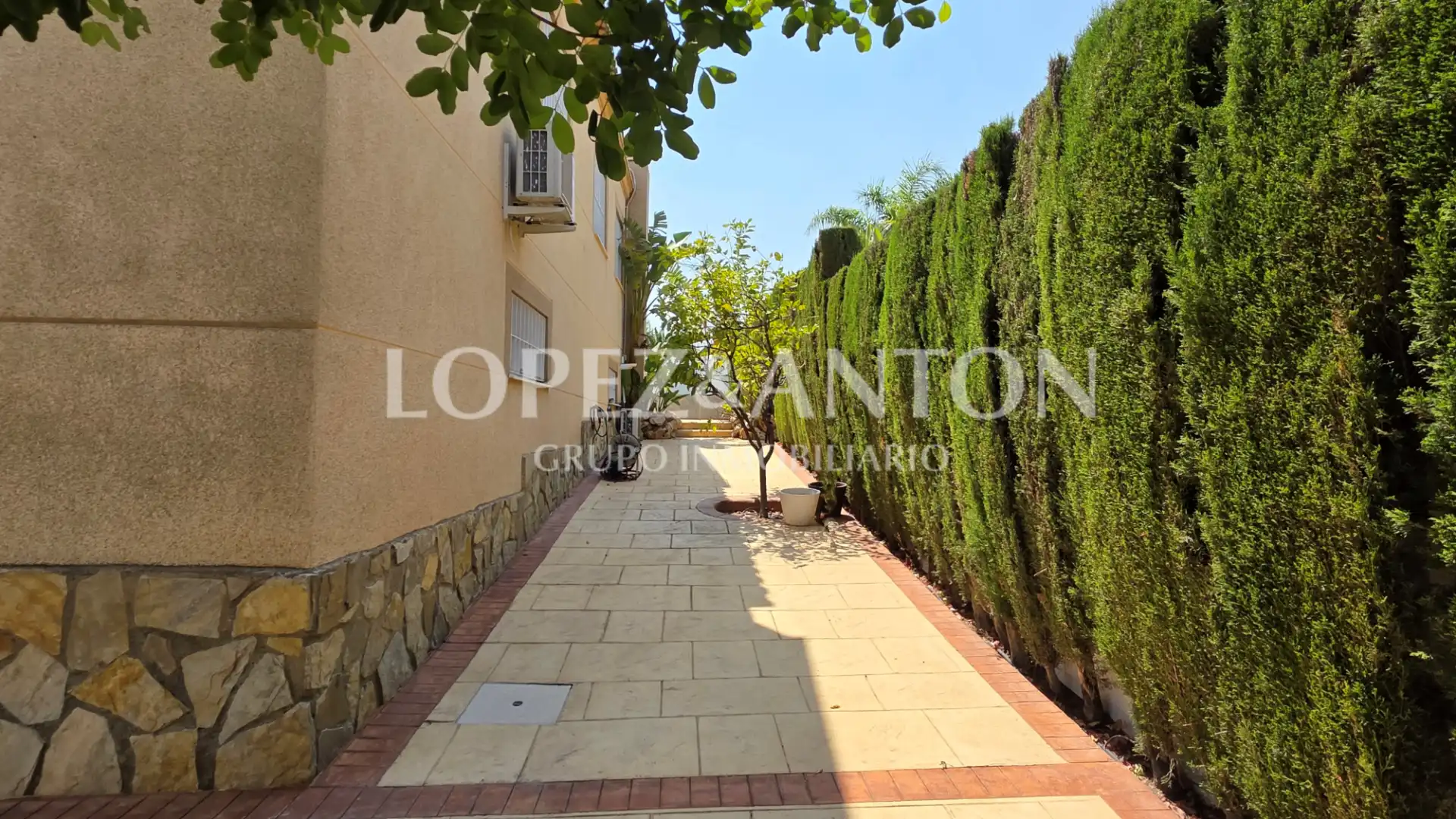 Vista exterior de Casa o xalet en venda en L'Eliana amb Aire condicionat, Calefacció i Jardí privat