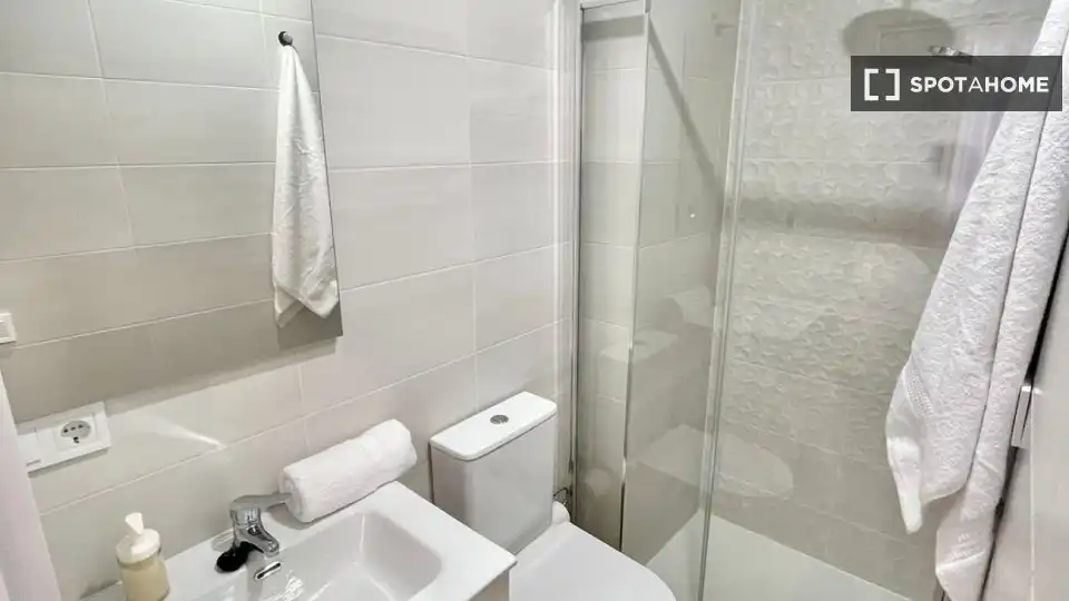 Badezimmer von Wohnung zur Miete in Madrid mit Klimaanlage, Heizung und Möbliert