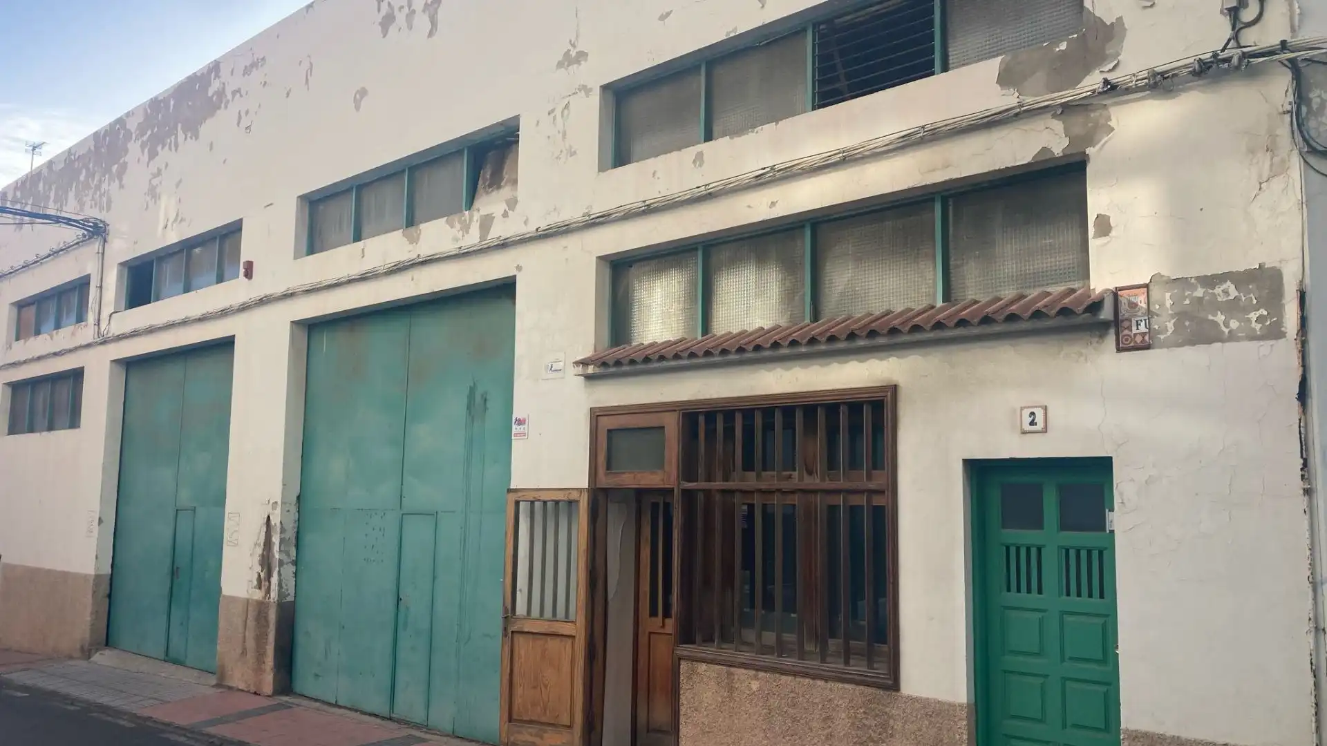 Vista exterior de Nave industrial en venta en Telde