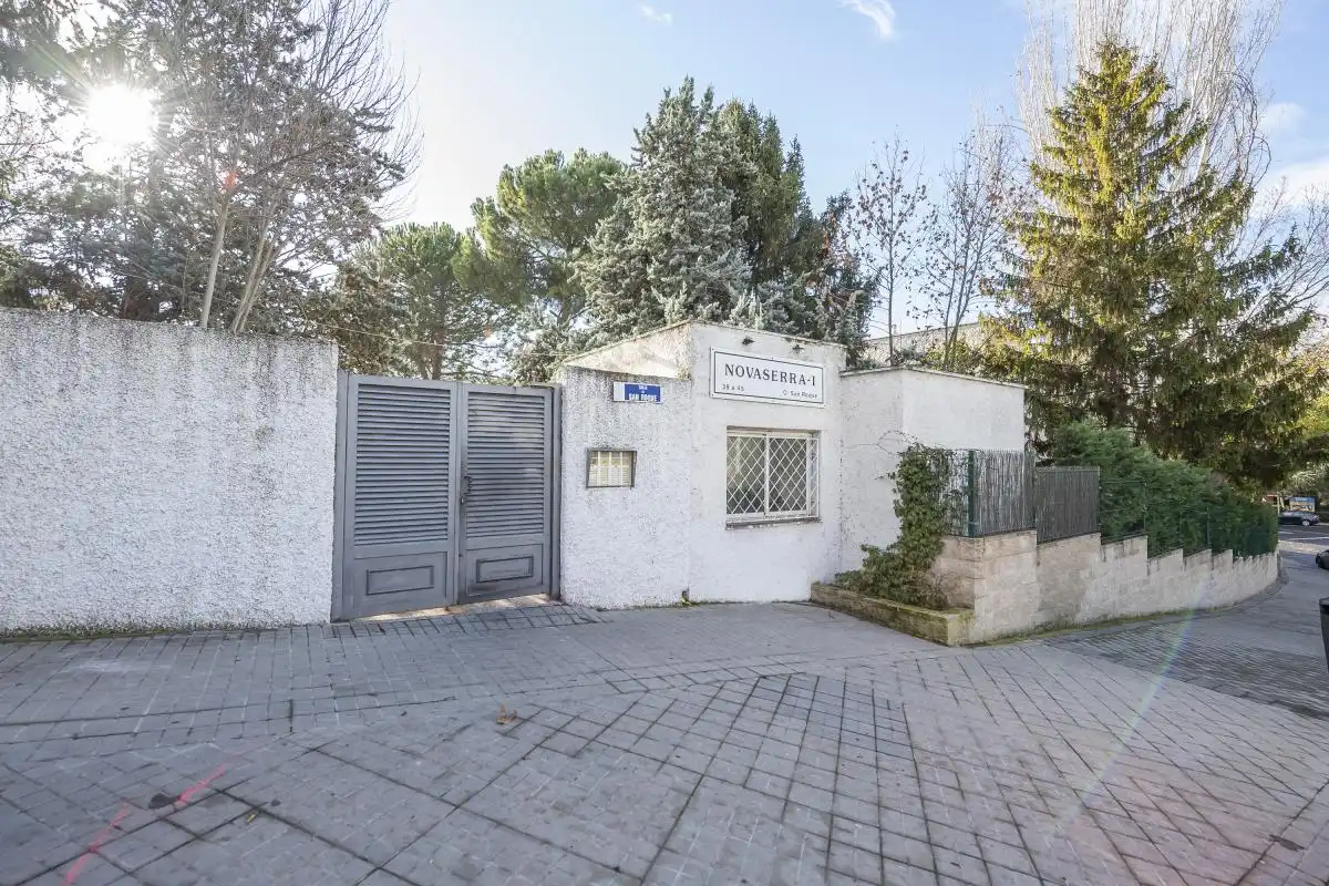 Vista exterior de Pis en venda en Majadahonda amb Aire condicionat, Calefacció i Jardí privat