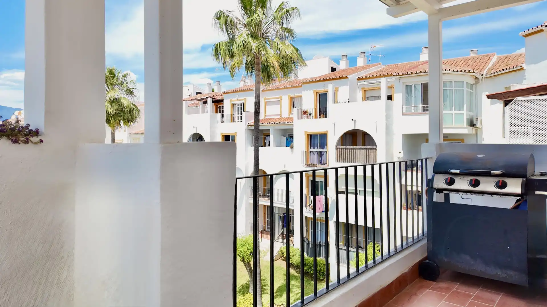 Vista exterior de Ático en venta en Estepona con Jardín privado y Piscina comunitaria