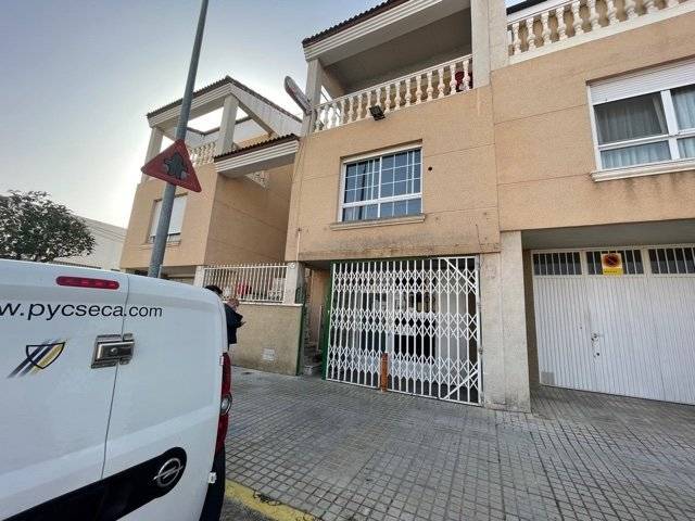 Casa adosada en Venta en C/ Villena  en Cañada