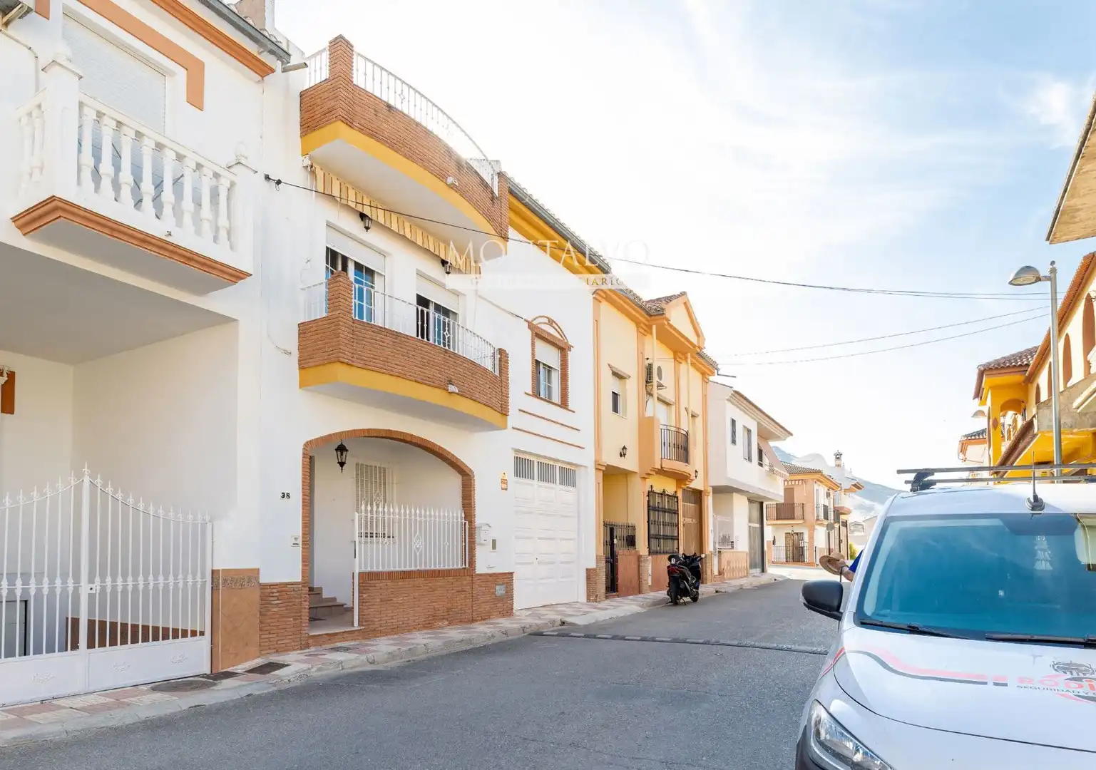 Vista exterior de Casa adosada en venta en Pinos Puente con Terraza y Trastero