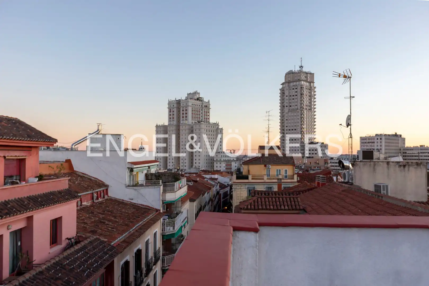 Vista exterior de Àtic en venda en Madrid amb Aire condicionat, Calefacció i Terrassa