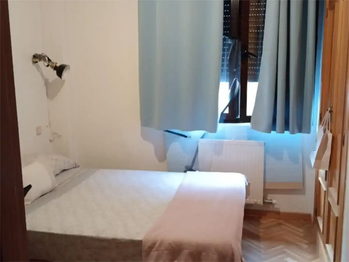 Bedroom of Flat for share in Brunete  with Air Conditioner, Private garden and Parquet flooring