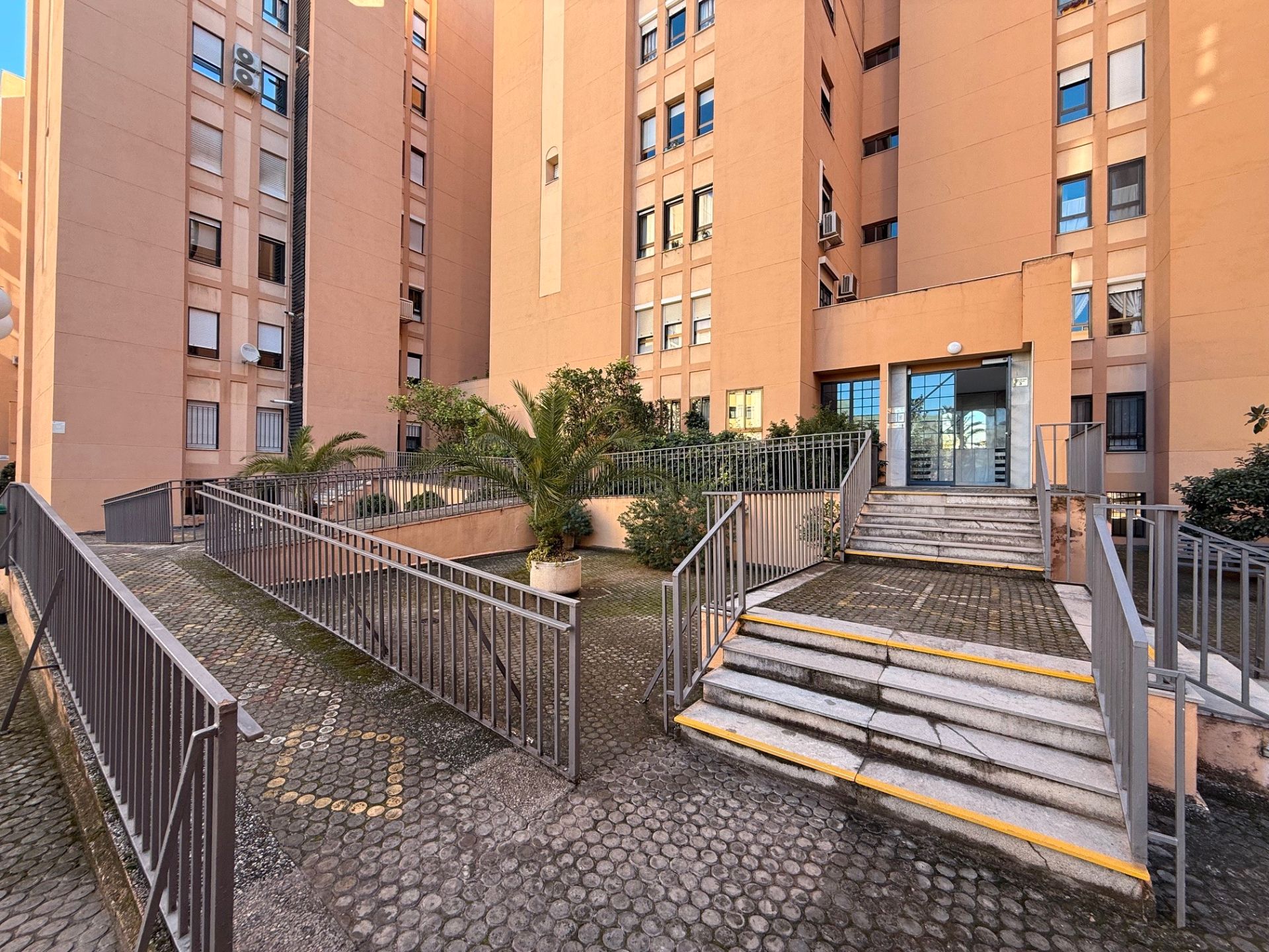 Vista exterior de Pis en venda en  Granada Capital amb Jardí privat i Balcó