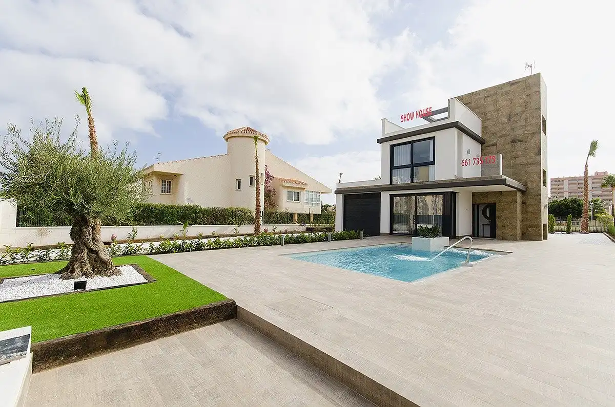 Detached house with terrace for sale in Calle Julia Orbaiceta, imagen 5