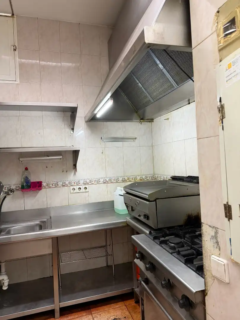 Cuina de Local de lloguer en Marbella amb Aire condicionat